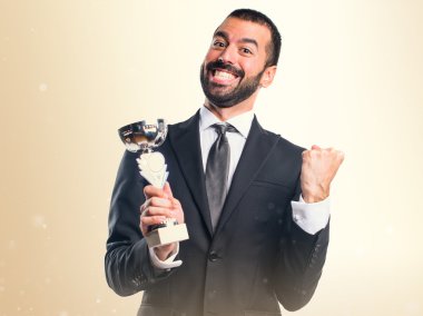 Elinde bir kupa tutan iş adamı