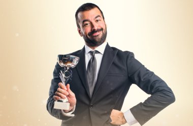 Elinde bir kupa tutan iş adamı