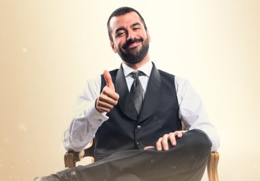 Baş parmağı havada bir iş adamı.