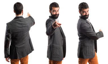 Öne doğru işaret eden adam