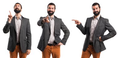 Öne doğru işaret eden adam