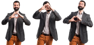 Elleriyle kalp yapan adam