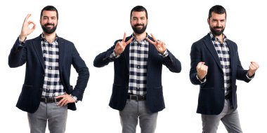 Zafer hareketi yapan adam.