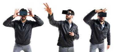 VR gözlüklü adam.