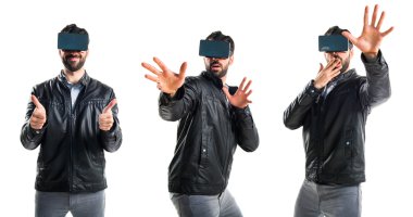 VR gözlüklü adam.