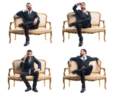 Küçük işareti yapıyor işadamı