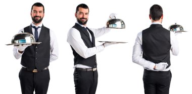 Bir tepsi tutarak lüks garson