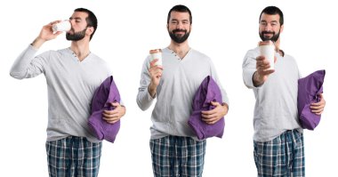 Adam bir fincan kahve tutan pijama