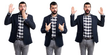 Sürpriz bir jest yapan yakışıklı erkek