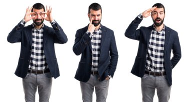 yakışıklı bir adam bir şey gösteriliyor