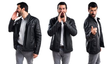 Deri ceket bağıran adamla