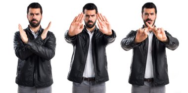 Erkek deri ceket dur işareti yapma ile