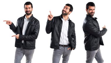 Deri ceket için lateral işaret eden adamla