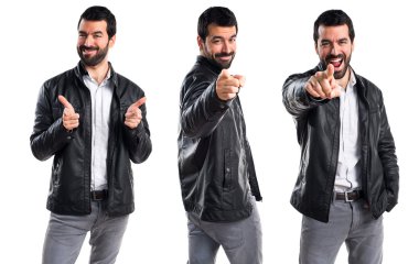 Adam önüne işaret deri ceket ile