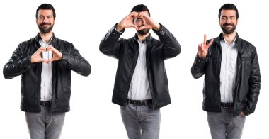 Erkek deri ceket elleri ile bir kalp yapma ile