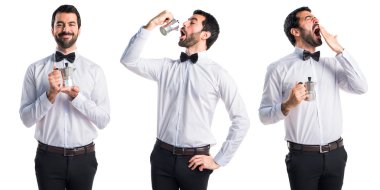 Bira şişe bir cezve elinde tepsi ile garson