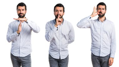 Sessiz adam hareketi yapıyor.