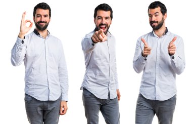 Öne doğru işaret eden adam