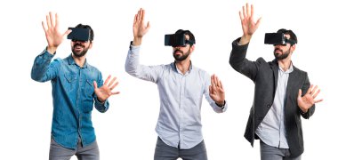 Şeffaf ekranda dokunmadan Vr gözlük kullanan adam