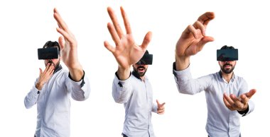 Şeffaf ekranda dokunmadan Vr gözlük kullanan adam