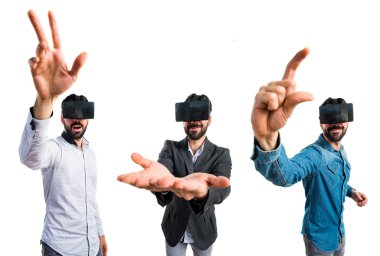 Bir şey tutan Vr gözlük kullanan adam