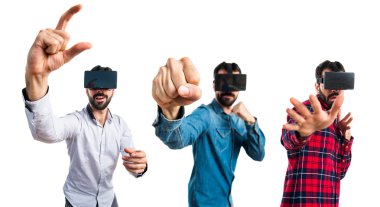 Bir yumruk vererek Vr gözlük kullanan adam