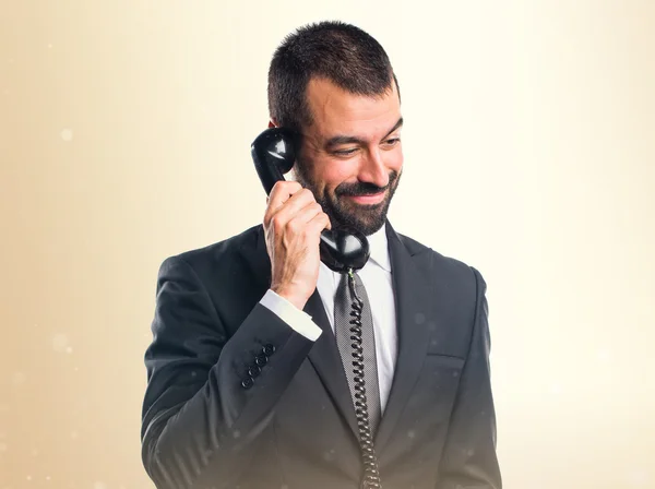 Empresário fazendo gesto de telefone — Fotografia de Stock