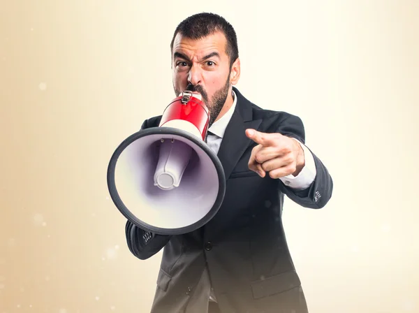 Бизнесмен кричит на мегафон — стоковое фото