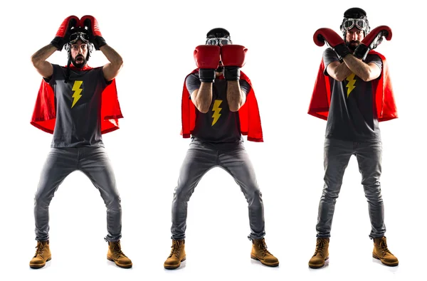 Superheld met bokshandschoenen die betrekking hebben op zijn gezicht — Stockfoto