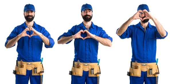 Fontanero haciendo un corazón con sus manos — Foto de Stock