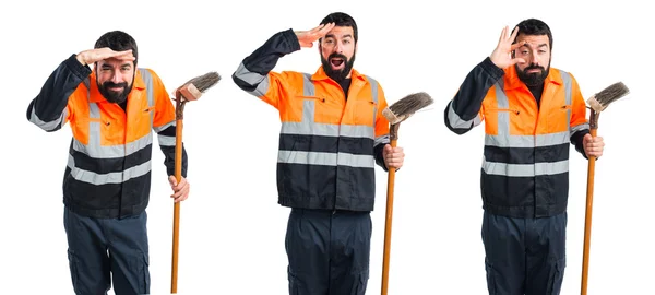 Homem do lixo mostrando algo — Fotografia de Stock