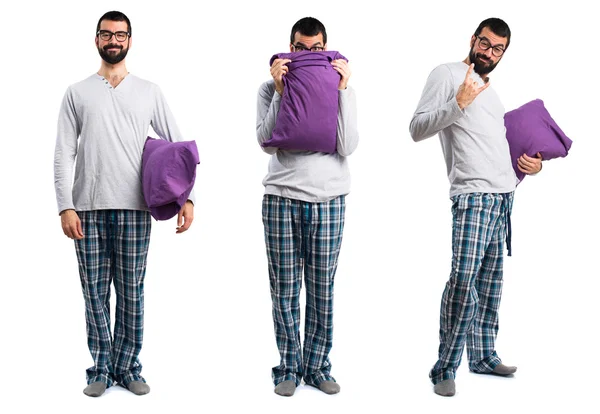 Człowiek w piżamie, chowając się za jego poduszkę — Zdjęcie stockowe
