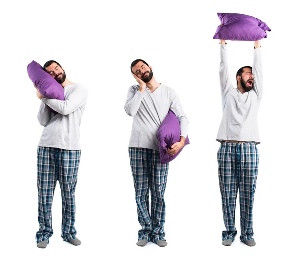 Hombre en pijama haciendo gesto de sueño —  Fotos de Stock