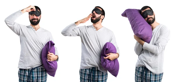 Человек в пижаме зевает — стоковое фото