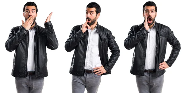 Man met lederen jas doen verrassing gebaar — Stockfoto