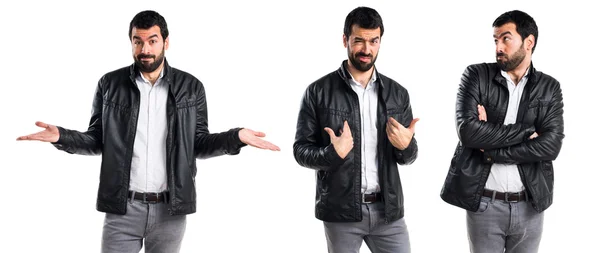 Muž s koženou bundu dělá gesto překvapení — Stock fotografie