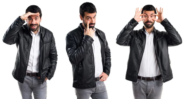 Hombre con chaqueta de cuero mostrando algo —  Fotos de Stock