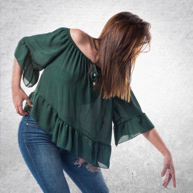 Genç kız izole arka plan üzerinde dans