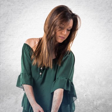 Genç kız izole arka plan üzerinde dans