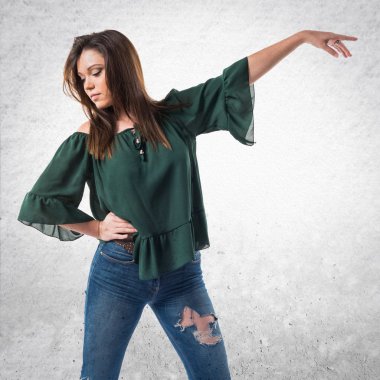 Genç kız izole arka plan üzerinde dans