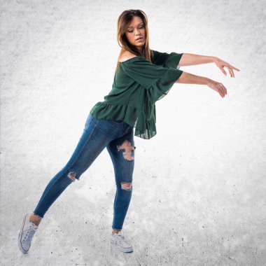 Genç kız izole arka plan üzerinde dans