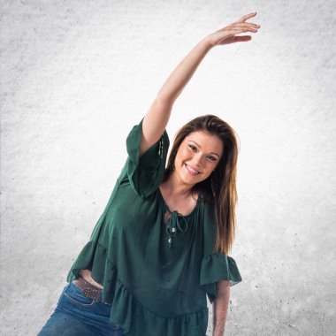 Genç kız izole arka plan üzerinde dans