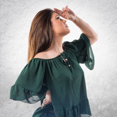 Genç kız izole arka plan üzerinde dans