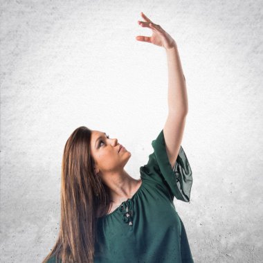 Genç kız izole arka plan üzerinde dans