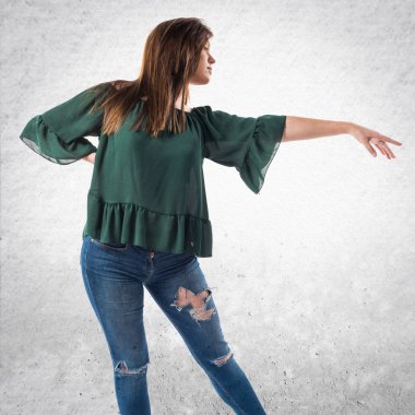 Genç kız izole arka plan üzerinde dans