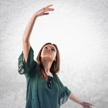 Genç kız izole arka plan üzerinde dans