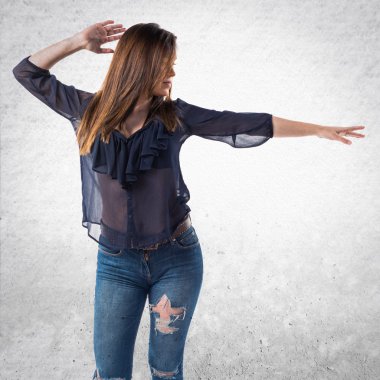 Genç kız izole arka plan üzerinde dans