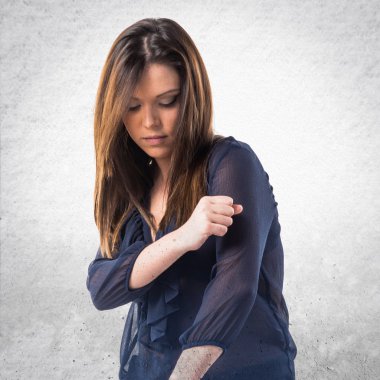 Genç kız izole arka plan üzerinde dans