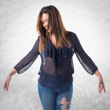 Genç kız izole arka plan üzerinde dans