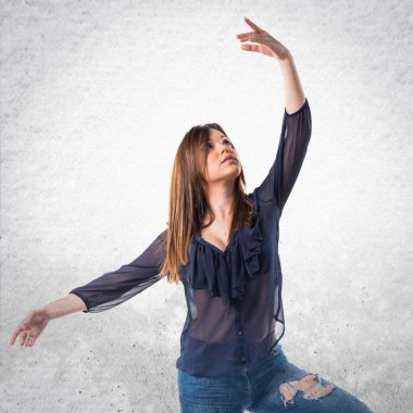 Genç kız izole arka plan üzerinde dans